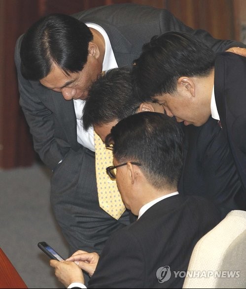 ▲ 민주당 강기정 의원이 대우조선해양 남상태 사장의 연임로비설에 이명박 대통령 부인 김윤옥 여사가 관련돼 있다는 폭로성 의혹을 제기해 파문이 일고있는 가운데 2일 국회 본회의장에서 민주당 박지원 원내대표와 박기춘 원내수석부대표, 강기정 의원, 백원우 의원이 스마트폰을 이용해 트위터에 올라온 여론을 살피고 있다.