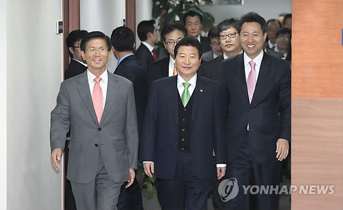 ▲ 김문수 경기도지사와 오세훈 서울시장이 3일 오전 서울 여의도 한나라당사에서 열린 최고중진연석회의에 안상수대표와 함께 참석하고 있다