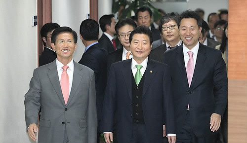 ▲ 김문수 경기도지사와 오세훈 서울시장이 3일 오전 서울 여의도 한나라당사에서 열린 최고중진연석회의에 안상수대표와 함께 참석하고 있다.ⓒ연합뉴스