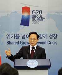 ▲ 이명박 대통령이 3일 오전 청와대 춘추관에서 D-8인 서울 G20 정상회의 개최와 관련한 기자회견을 하고 있다. ⓒ연합뉴스