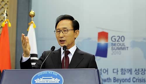 ▲ 이명박 대통령이 3일 오전 청와대 춘추관에서 D-8인 서울 G20 정상회의 개최와 관련한 기자회견을 하고 있다. ⓒ연합뉴스