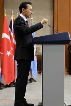 ▲ 이명박 대통령이 3일 오전 청와대 춘추관에서 D-8인 서울 G20 정상회의 개최와 관련한 기자회견을 하고 있다. ⓒ연합뉴스