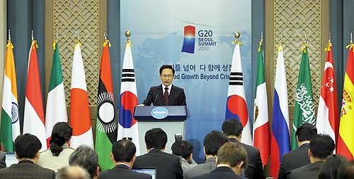 ▲ 이명박 대통령이 3일 오전 청와대 춘추관에서 D-8인 서울 G20 정상회의 개최와 관련한 기자회견을 하고 있다. ⓒ연합뉴스