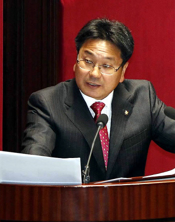 ▲ 지난 1일 대정부질문에서 영부인 김윤옥 여사를 로비 '몸통'으로 지목해 물의를 일으킨 민주당 강기정 의원이 청목회의 '최우선 로비대상'이었던 것으로 드러났다. ⓒ연합뉴스