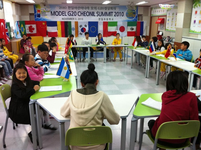 ▲ 3일 오전 수원 천일초등학교에서 '어린이 모의 G20 정상회의'가 열렸다. 가상으로 설정된 각 나라의 대표가 된 초등학생들은 서로의 입장을 이해하면서도 지구촌 평화를 연구, 실천해야 한다는 의견에 뜻을 같이 했다.ⓒ뉴데일리