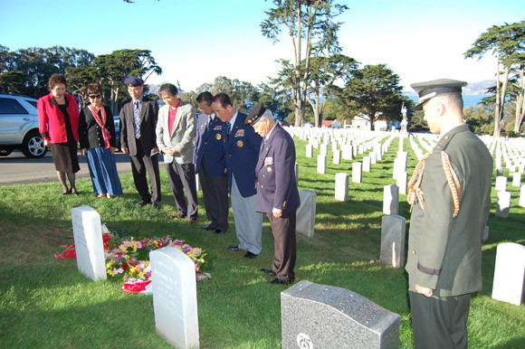 ▲ 재향군인회 박세환 회장은 샌프란시스코에 6.25참전용사 윌리엄딘의 묘소를 참배했다. ⓒ 뉴데일리