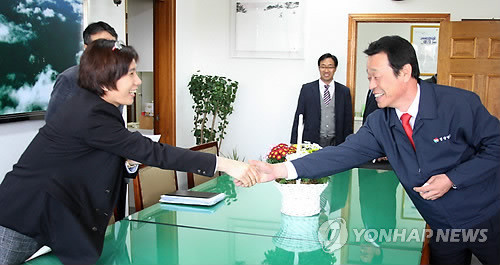 ▲ 차윤정 4대강추진본부 부본부장(왼쪽)이 강병기 경남도 부지사와 대화에 앞서 악수하고 있다.