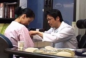 ▲ 중국 쿤밍의 한 젊은 여성이 자신의 가슴확대수술 전 과정을 인터넷으로 생방송했다. 사진은 국내 성형외과의 상담 모습.ⓒSBS ETV