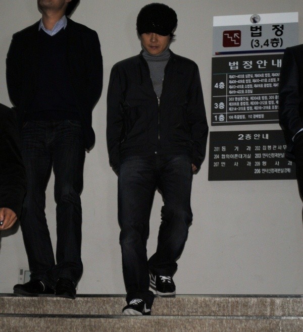 ▲ 4일 오후 서울 양천구 신정동 서울남부지방법원 404호 법정(형사3단독 장성관 판사)에서 열린 3차 공판에서 피고소인 신분으로 심리를 마친 이성진이 계단을 내려오고 있다.  ⓒ 뉴데일리