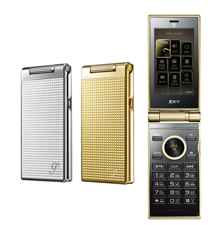 ▲ 팬택 스카이는 902개의 빛나는 다이아몬드 디자인이 돋보이는 력셔리 스타일의 2G폰 ‘S902 (모델명 IM-U700S)’를 SKT전용으로 출시한다. ⓒ뉴데일리