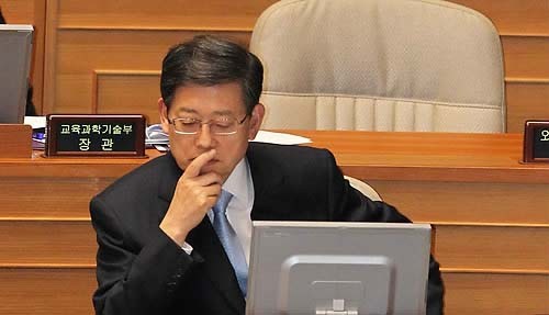 ▲ 김황식 국무총리가 4일 오후 국회 본회의에서 의원들의 질의 사이에 잠시 생각에 잠겨 있다. ⓒ연합뉴스