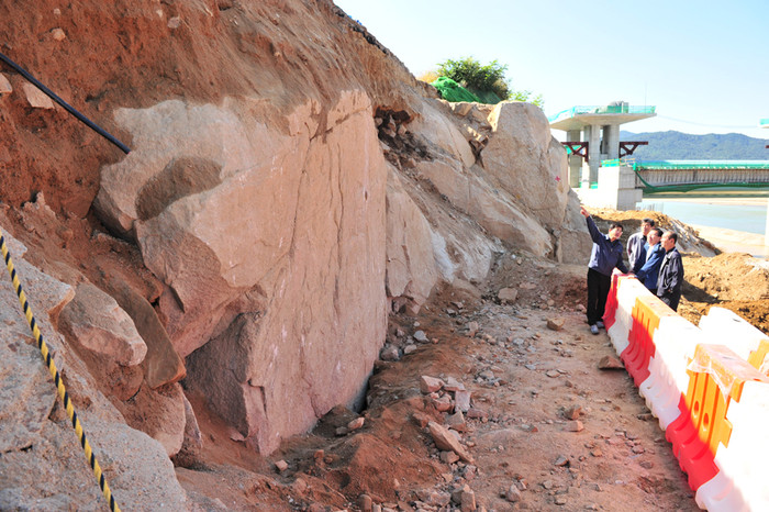 ▲ 낙단보 마애불 발견 현장. 관계자들이 있는 곳까지 원래 흙과 자갈이 덮였던 곳이다.