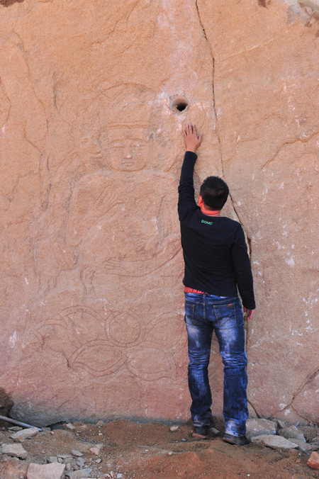 ▲ 낙단보 마애불 발견 현장. 관계자들이 있는 곳까지 원래 흙과 자갈이 덮였던 곳이다.