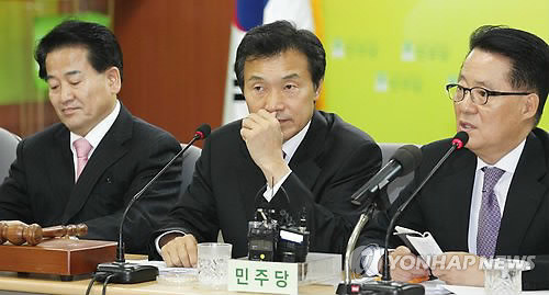 ▲ 민주당 손학규(가운데) 대표가 5일 오전 민주당 영등포 당사에서 열린 확대간부회의에서 생각에 잠겨 있다