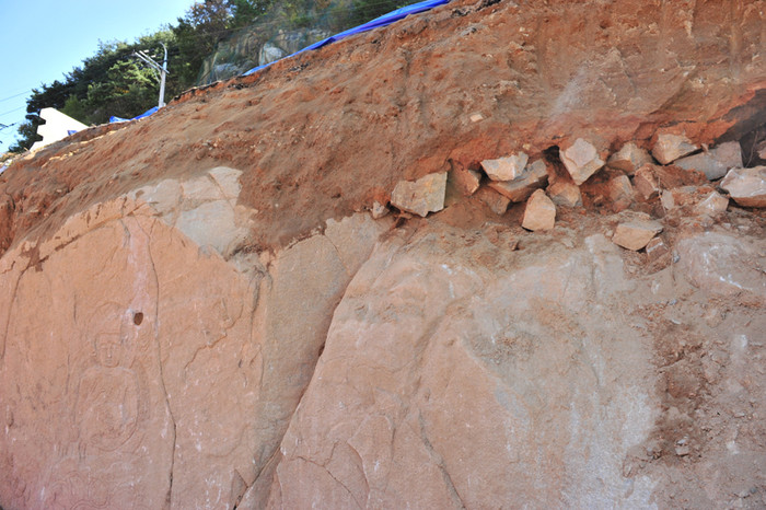 ▲ 낙단보 마애불 현장 지층 모습. 바위에 흙과 자갈이 두껍게 덮여 있던 곳임을 알 수 있다.