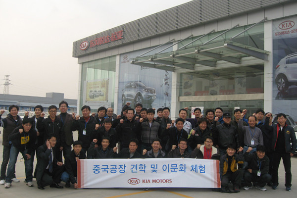 ▲ 기아차 노조원의 해외견학 프로그램이 4년만에 재개됐다. 사진은 1차 견학에 참가한 현장 조합원 37명이 2일, 중국 장쑤성 난징시의 기아차 대리점을 방문한 모습ⓒ