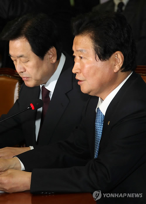 ▲ 한나라당 8일 최고위원회의에서 발언하고 있는 안상수(오른쪽) 대표와 김무성 원내대표