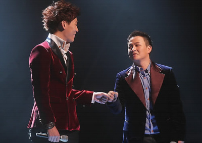 ▲ 엠넷 슈퍼스타K2 최종 2인에 오른 (왼쪽부터)존박, 허각. 이날 우승자 허각은 8일 방송될 백지연의 피플인사이드에서 