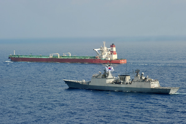 ▲ 청해부대 소속 왕건함이 풀려난 삼호드림호를 호위하고 있다.[사진제공 합동참모본부]