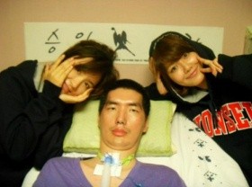 ▲ 논란의 대상이 된 신세경과 수영의 인증샷. 그러나 박승일 전 코치는 이들의 사진이 '장애인을 비하하는 행동'이라는 비판에 직면하자 "수영이는 새 녹음 작업 때문에 바쁜데도 약속 지키러 와줬고 세경이도 부산에서 영화촬영중에 짬을 내 와줬다"며 이들의 선행을 오해하지 말아줄 것을 당부하는 글을 직접 카페에 올렸다.  ⓒ 인터넷 카페 '박승일과 함께 하는 ALS'