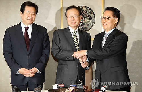 ▲ 박희태 국회의장이 8일 오후 서울 여의도 63빌딩에서 여야 원내대표와 회동하고 있다. 박 의장이 민주당 박지원 원내대표와 손을 맞잡았으나 한나라당 김무성 원내대표(맨 왼쪽)는 외면해 한때 어색한 분위기를 연출했다