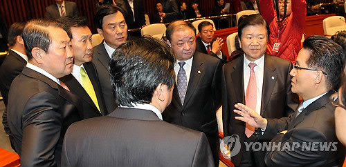 ▲ 청목회 로비의혹에 대한 검찰의 여야의원 사무실 압수수색으로 인해 정국이 냉각된 가운데 국회에서 민주당 손학규 대표, 박지원 원내대표와 의원들이 의원총회를 갖기에 앞서 뭔가를 논의하고 있다