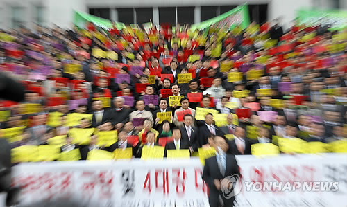 ▲ 청목회 로비의혹에 대한 검찰의 여야의원 사무실 압수수색으로 인해 정국이 냉각된 가운데 국회에서 민주당 손학규 대표, 박지원 원내대표와 의원들이 의원총회를 갖기에 앞서 뭔가를 논의하고 있다