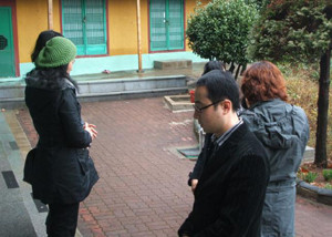 ▲ 울산 S교회 신자들이 지역 사찰인 ‘극락사’를 찾아 사찰과 불자들을 ‘흑암세력’으로 비방하며 예배를 올리고 있다.ⓒBBS 캡처