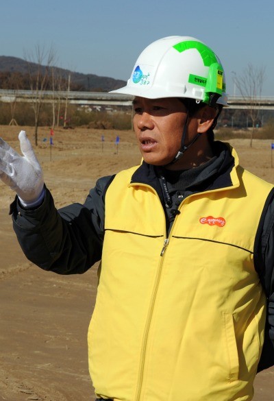 ▲ 이포보 건설현장 조경팀장 정금조 차장.