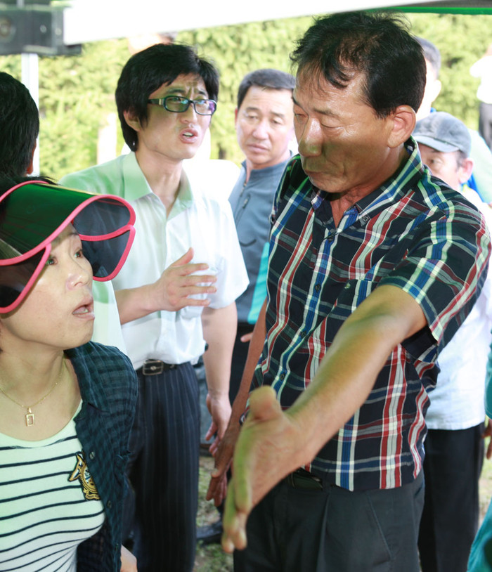 ▲ 여주군민 이용기(가운데)씨. 지난 7월 23일 이포보 불법 시위를 응원하던 환경단체 회원들이 70세가 넘은 어르신에게 험한 말을 하며 대들자, 이용기 씨가 제지하고 있다.