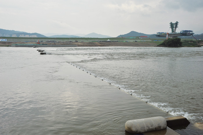 ▲ 수중보인 금남보 사이로 힘차게 흘러가는 금강