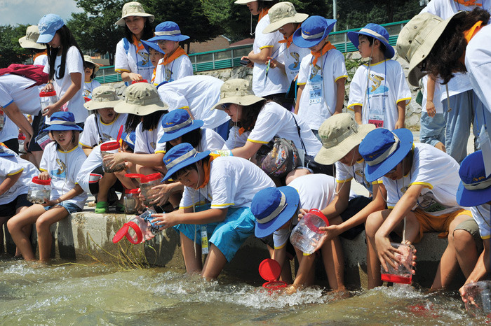 ▲ 지난 8월 20일 전남 무주군 남대천에서 열린 어름치 방류 행사. 어름치는 천연기념물 제259호로 지정되어 있는 멸종위기 어류로 물이 맑고 바닥에 자갈이 깔려 있는 큰 강의 중·상류에서 산다.