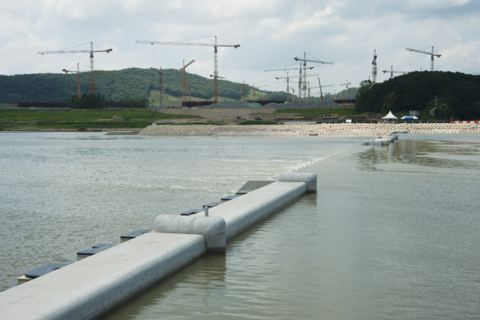 ▲ 4대강에 설치되고 있는 보 가운데 가장 먼저 수문 작동 실험을 시작한 금강 금남보. 물이 적으면 수문을 닫아 물을 모으고 많아지면 수문을 열어 흘려보낸다. 물론 사시사철 보 위로 강물은 흘러간다.