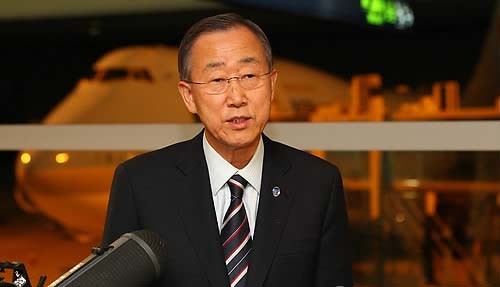 ▲ 반기문 UN사무총장이 G20서울정상회의 참석을 위해 부인 유순택 여사와 함께 10일 오전 인천공항을 통해 입국해 성명을 발표하고 있다. ⓒ연합뉴스