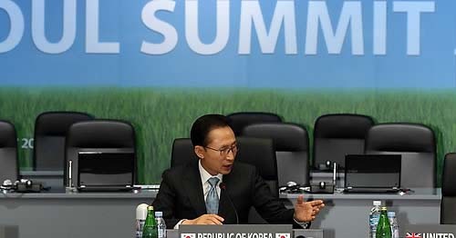 ▲ 이명박 대통령이 6일 오전 서울 삼성동 코엑스 G20(주요 20개국) 정상회의장을 방문, 의장석에 착석해 준비상황 등에 대해 보고를 받고 있다. ⓒ연합뉴스