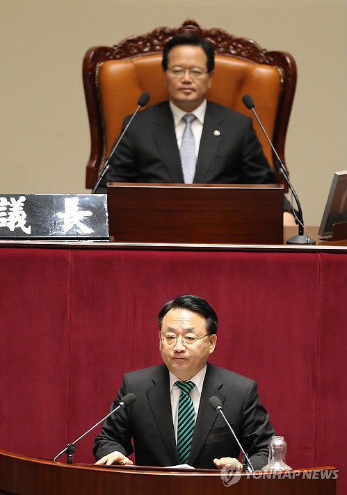 ▲ 청목회 입법로비 관련, 수사 당사자로 포함된 최규식 의원이 10일 국회 긴급현안질의에 나와 발언하고 있다