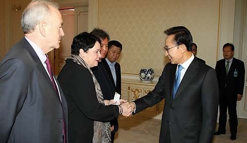 ▲ 이명박 대통령이 10일 오전 청와대를 예방한 사란 버로우 국제노조연맹 사무총장 등 국제노동계 대표들과 악수하고 있다.  ⓒ연합뉴스