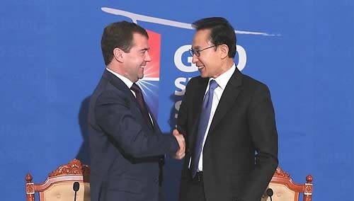 ▲ 이명박 대통령이 10일 오후 청와대에서 드미트리 메드베데프 러시아 대통령과 공동기자회견을 마친뒤 악수하고 있다. ⓒ연합뉴스