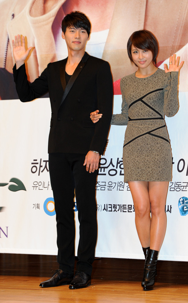 ▲ '시크릿가든'에서 영혼이 바뀌게 된 현빈-하지원 커플이 손을 들어 포즈를 취하고 있다.ⓒ박지현 기자