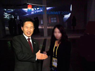 ▲ G20 서울정상회의가 열리는 코엑스에서 한 기자가 이명박 대통령을 선택, 사진 촬영을 하고 있다. ⓒ 뉴데일리
