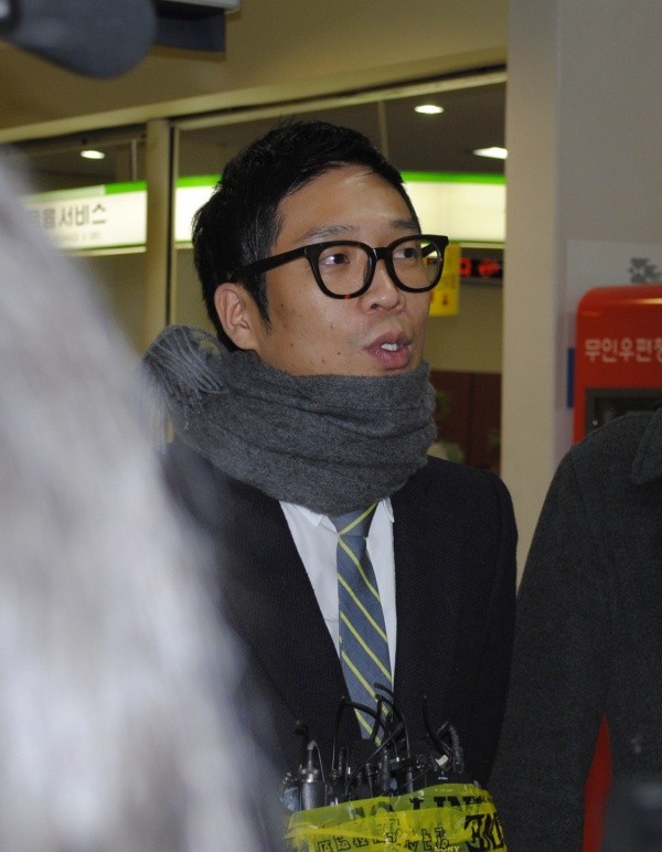 ▲ 11일 오전 서울중앙지법 형사 5단독(임성철 판사) 519호에서 열린 첫 공개 재판에 출두, 재판을 마친 뒤 법원을 빠져나오고 있는 가수 MC몽.  ⓒ 뉴데일리