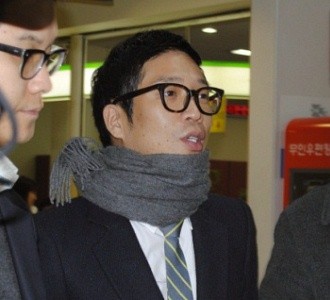 ▲ 병역법 위반 혐의로 피소, 11일 오전 서울중앙지법에서 열린 첫 공판에 피고인 자격으로 출두한 MC몽이 기자들의 질문에 답하고 있다.  ⓒ 뉴데일리