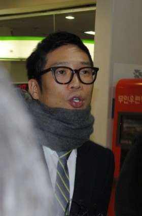 ▲ 취재진의 질문에 답하고 있는 MC몽.  ⓒ 뉴데일리