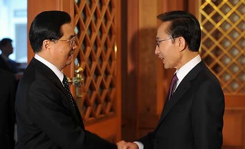 ▲ 이명박 대통령이 11일 청와대를 예방한 후진타오 중국 국가주석과 악수하고 있다. ⓒ연합뉴스