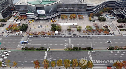 ▲ 서울G20 정상회의 첫날인 11일 오전 코엑스 회의장 앞 도로가 한산한 모습을 보이고 있다. ⓒ 연합뉴스