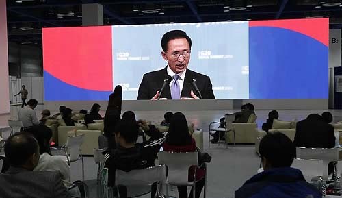 ▲ 12일 서울 삼성동 코엑스 미디어센터에서 이명박 대통령이 회의 성과 등에 대해 설명하는 의장국 기자회견이 대형 '디스플레이월'을 통해 생방송되고 있다. ⓒ연합뉴스