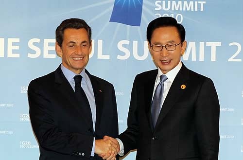 ▲ 이명박 대통령과 니콜라 사르코지 프랑스 대통령이 12일 오후 삼성동 그랜드인터컨티넨탈호텔에서 정상회담을 하기에 앞서 악수를 하고 있다. ⓒ연합뉴스