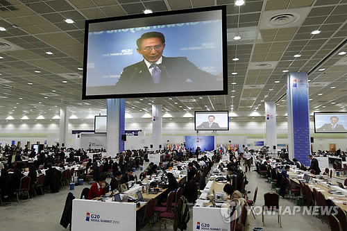 ▲ 12일 서울 삼성동 코엑스 미디어센터에서 각 국 취재진이 정상회의 성과를 설명하는 이명박 대통령의 기자회견을 대형 모니터를 통해 취재하고 있다. ⓒ 연합뉴스