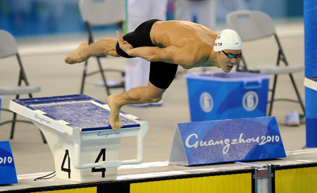 ▲ 14일 오전 중국 광저우 아오티 아쿠아센터에서 열린 2010 광저우 아시안게임 수영 남자 200m 자유형 예선에 출전한 '마린보이' 박태환이 멋진 스타트를 하고 있다. ⓒ 연합뉴스