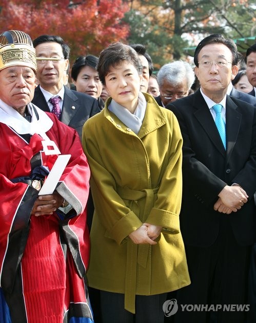 ▲ 한나라당 박근혜 전 대표가 14일 경북 구미시 상모동 박정희 전 대통령 생가에서 열린 숭모제에 참석해 김관용 경북도지사 등과 함께 추모관 앞에 도열해 있다